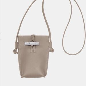 Longchamp -LE ROSEAU PHONE CASE
Clay - Leather